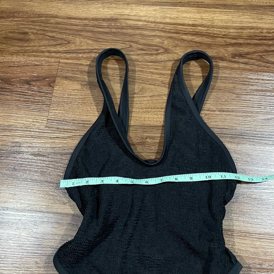 Traje de baño Out From Under Kyndall texturizado para mujer pequeño negro de una pieza Foto 3 de 4
