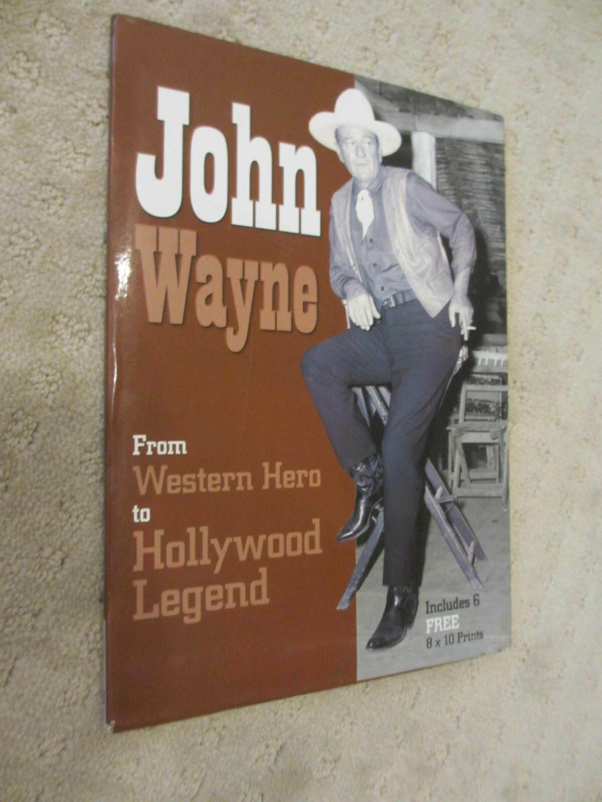 JOHN WAYNE : FROM WESTERN HERO TO HOLLYWOOD LEGEND Book & 6 Postcards