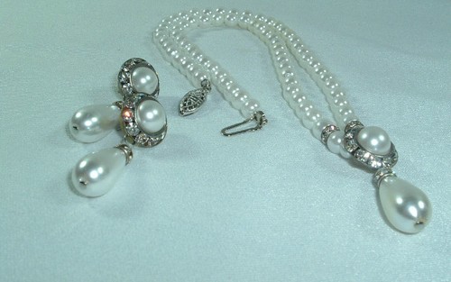 VINTAGE GOLD/SILVERTONE FAUX PEARL TEARDROP RHINES
