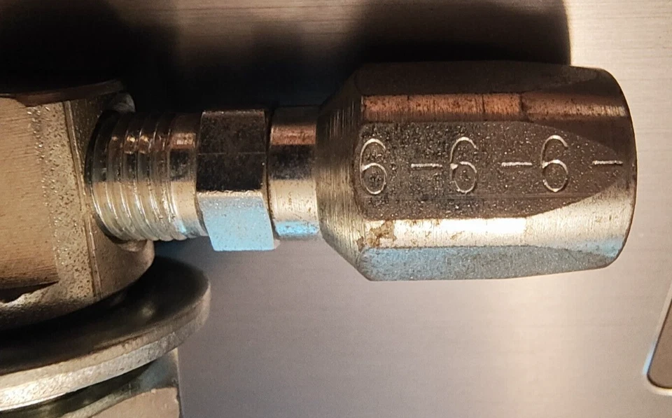 MAMPARO DE MONTAJE SÓLIDO T 3 VÍAS 1/4" # 74437 CARRETILLA ELEVADORA GAS PROPANO CLARK, YALE Foto 3 de 4