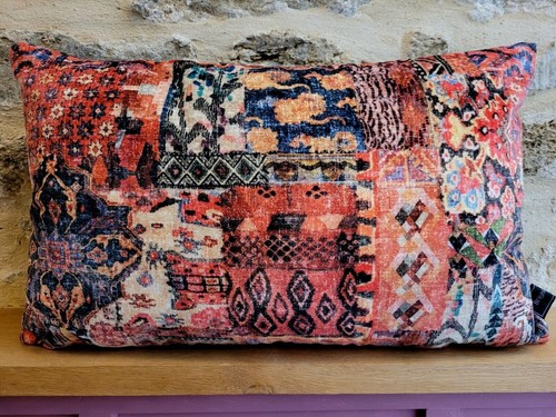 Copricuscino oblungo in velluto arancione e blu azteco GP & J Baker Barcelona Kilim - Foto 8 di 12