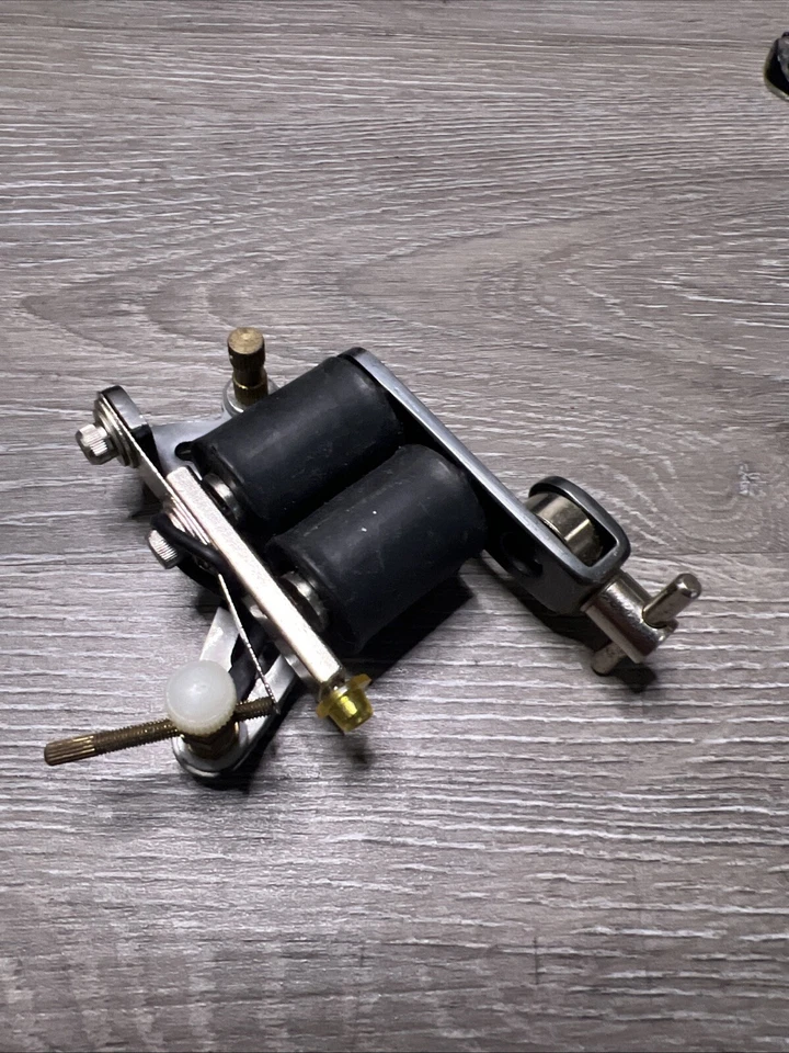 Máquina de tatuaje de latón Foto 2 de 2