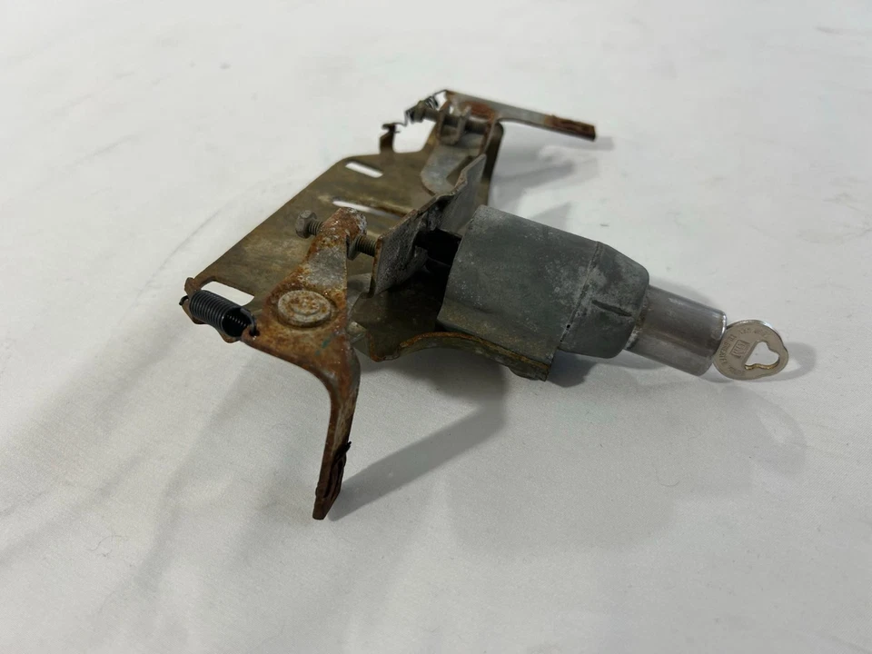 1958 Chevrolet Wagon Tailgate Lock Mechanism Complete With New Springs & Key - Imagem 3 de 4