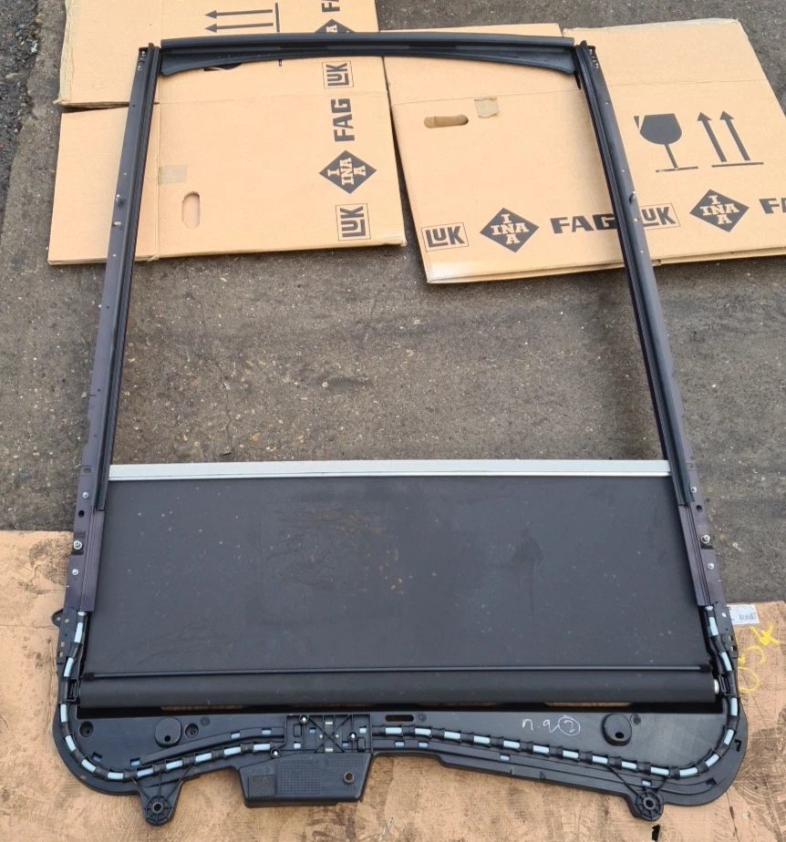 2018 NISSAN QASHQAI J11 MK2 PANARAMIC ROOF BLIND COVER & MOTOR 9000004218 - Image 2 of 4