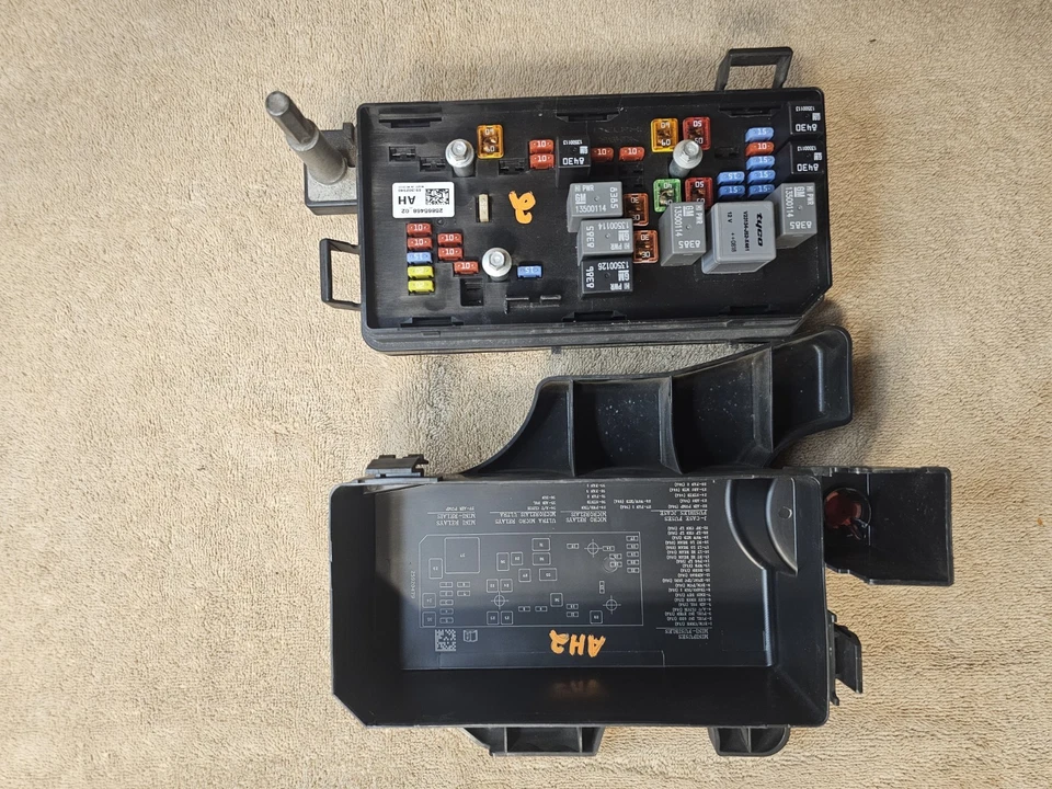 2008-2011 CADILLAC DTS LUCERNE UNDER HOOD ENGINE FUSE BOX NORTHSTAR 20838678 AH2 - Image 2 of 4