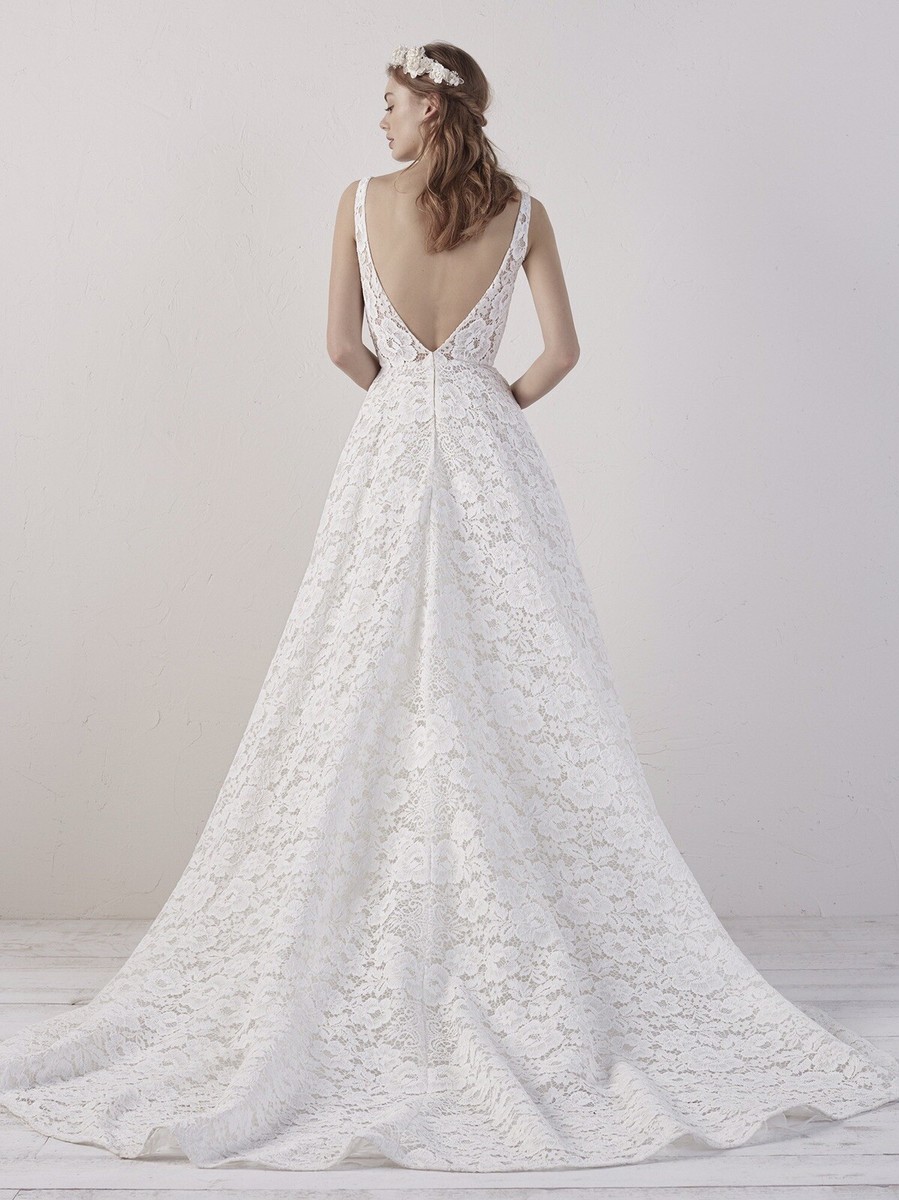 27 🟠 Einat by Pronovias Size 12 RRP: £2290 Ivory Lace