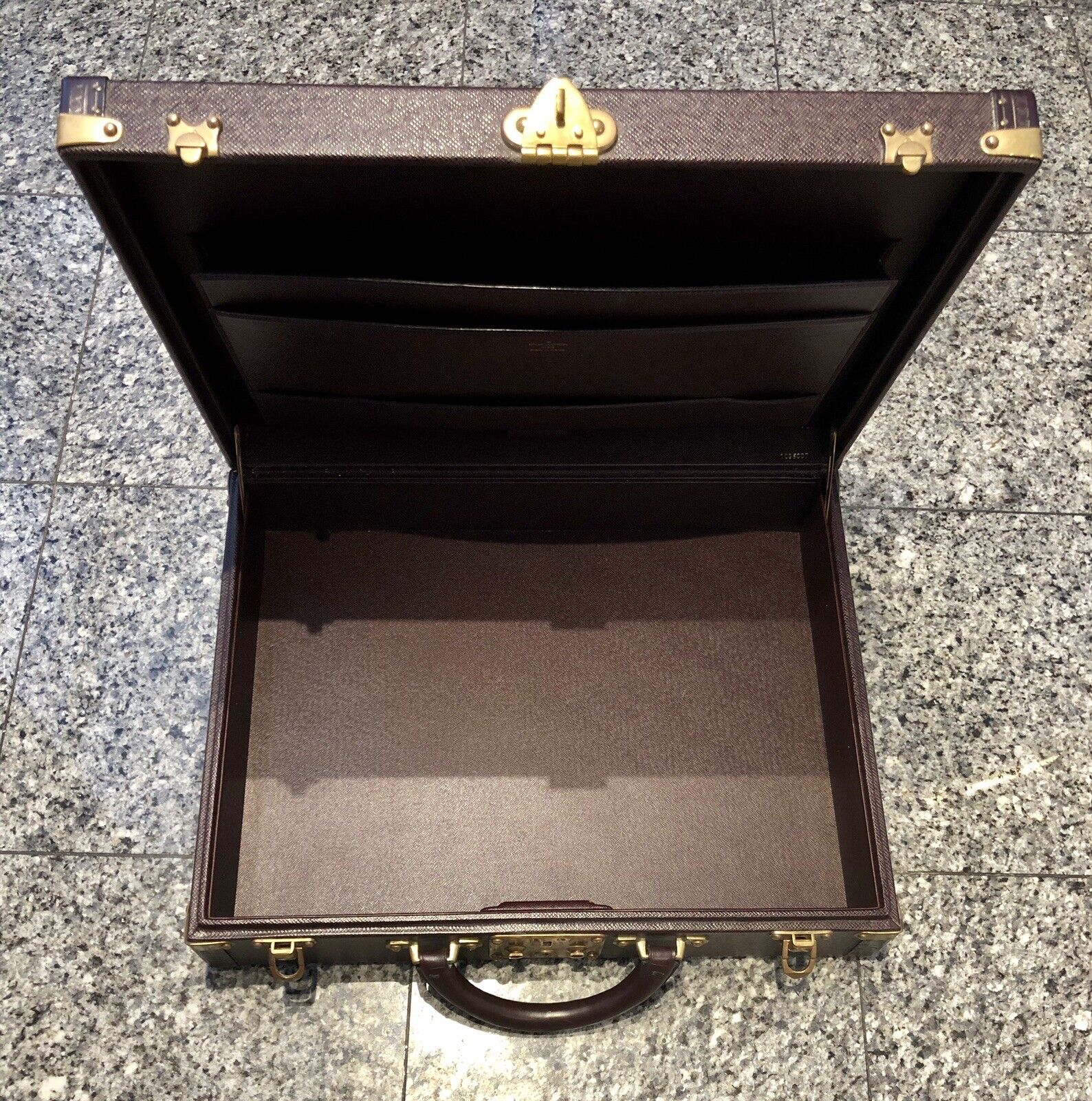 Louis Vuitton Black Taiga Leather President Classeur Briefcase Bag -  Yoogi's Closet