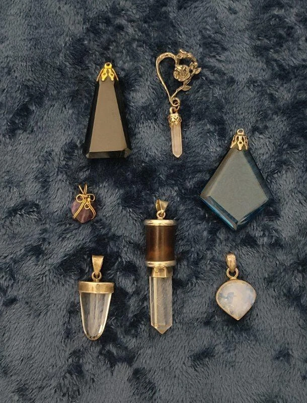 Lote de 47 de una variedad de collares colgantes, cristales, conchas y gemas Foto 3 de 4