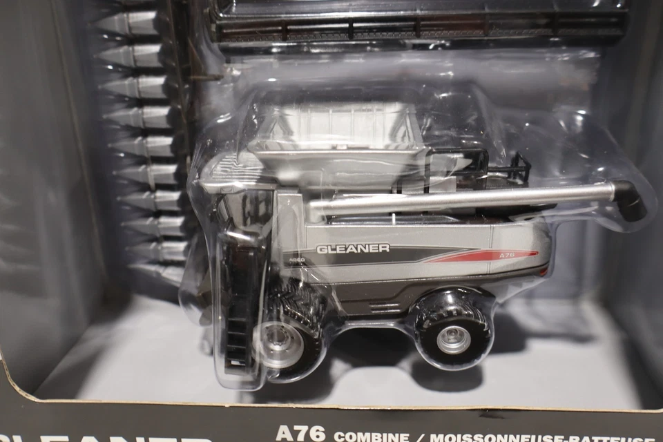 1/64 Gleaner A76 Combine W/Corn & Grain Heads, ERTL 16257 - Image 2 of 3