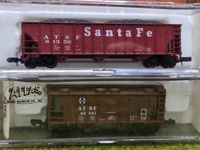 Spur N  2x US ATLAS 3157  3268  Güterwagen Santa Fe. OVP 