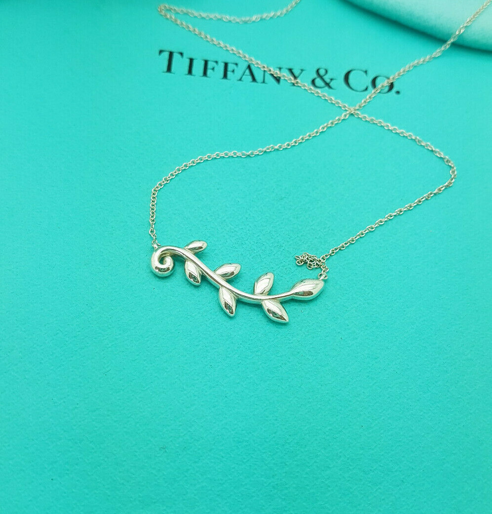 人気♪ Tiffany(ティファニー) Olive Leaf Vine Pendant(送料込) Paloma Picasso® Olive Leaf pendant in sterling silver, small