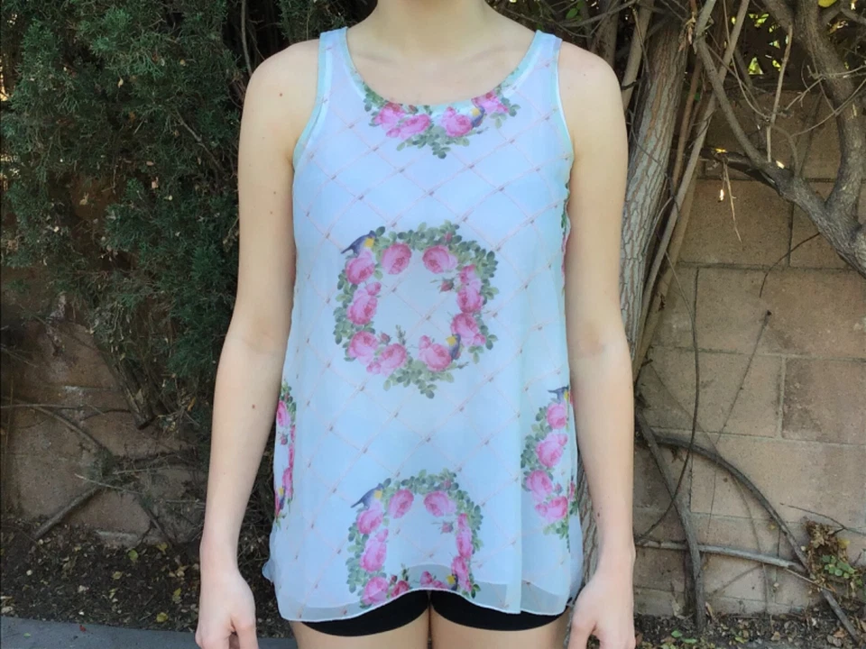 BLUSA TOP MONNALISA CHIC NIÑAS AUTÉNTICA SEDOSA MULTICOLOR CON RIFAS TALLA. S/M Foto 2 de 4