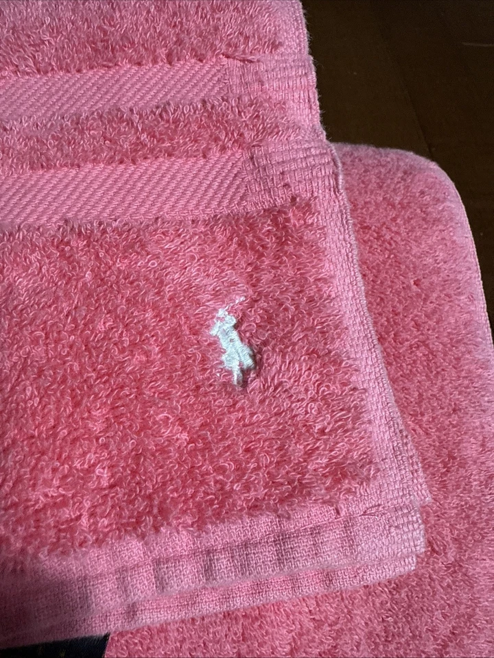 2 toallas de baño y mano rosa para el hogar Ralph Lauren de colección con logotipo blanco POLO PONY hechas en EE. UU. Foto 2 de 4