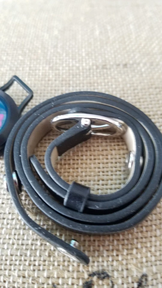 Origami Owl HALLOWEEN MEDIO NEGRO CON MEDALLÓN DE CRISTAL FUCSIA Y JUEGO DE ENVOLTURA DE CUERO Foto 4 de 4