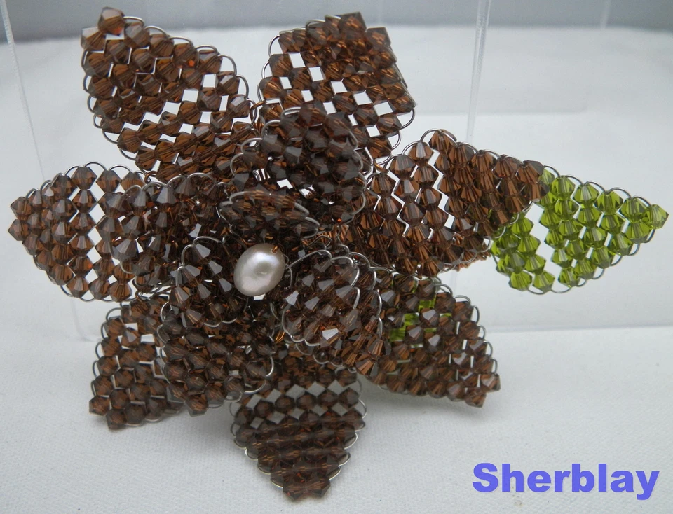 Broche prendedor grande de 3’’’ de cristal firmado Mindy Lam de diseñador con alambre de flores marrón verde