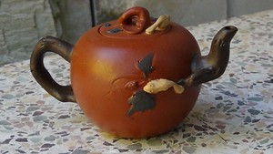 EARLY 20c CHINESE BROWN YIXING TEAPOT W/SQUIRRELS BETWEEN GREEN LEAVES,MARKED