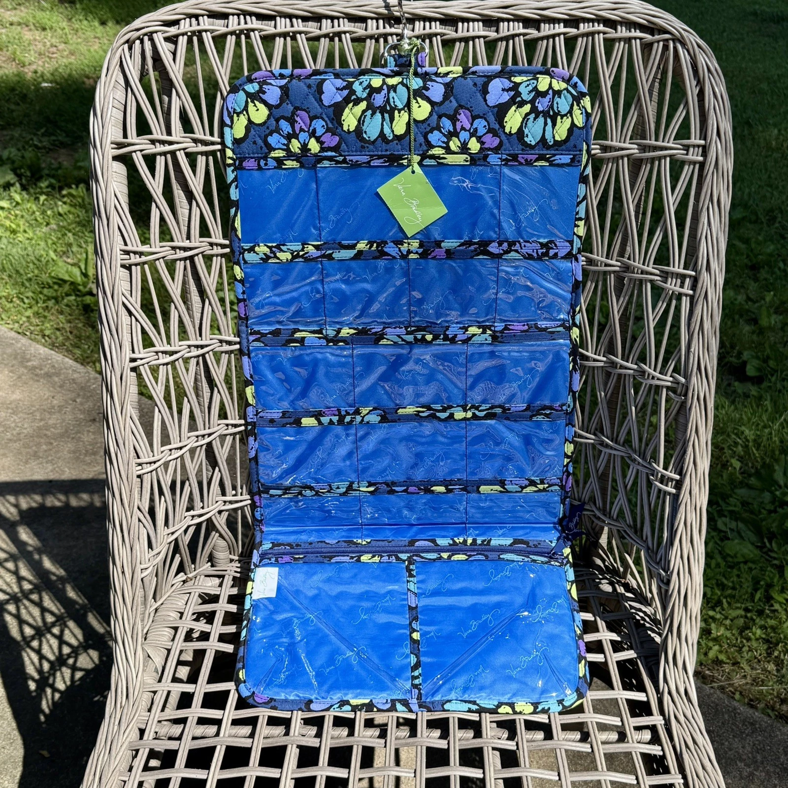 NEW WITH TAG - Vera Bradley Keep It Up Hanging Organizer Jewelry Blue Indigo Pop
Opens in a new wind