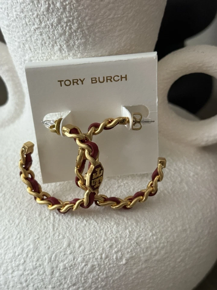 Pendientes de aro Tory Burch Marion de cuero tejido dorado y rojo con logotipo Foto 2 de 4
