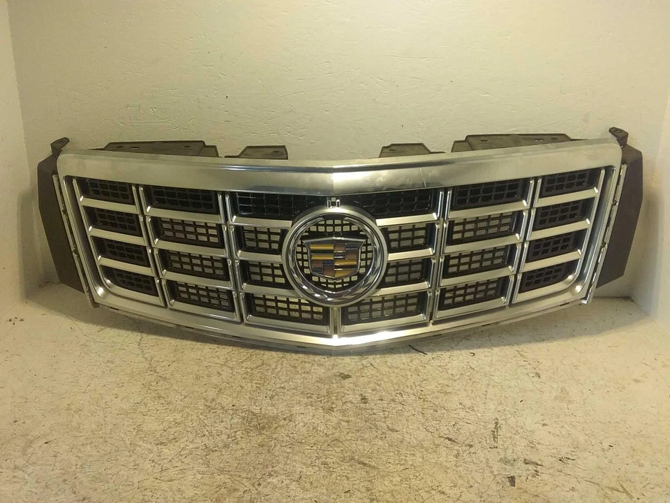 Used Upper Grille fits: 2013 Cadillac Xts upper w/o pre-crash system w/o special Foto 3 de 4