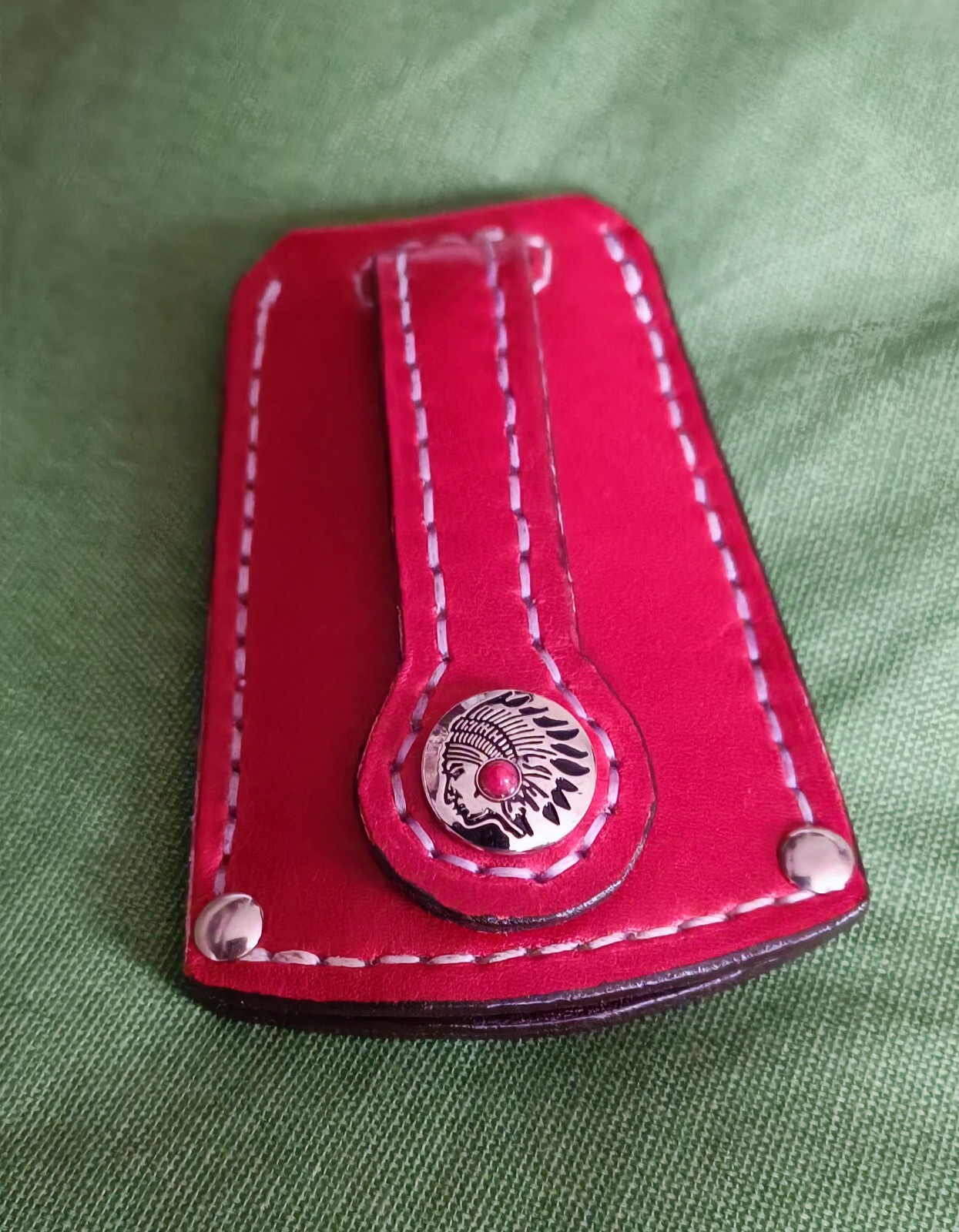 Étui porte-clés rouge fait main en cuir - Idée cadeau artisanale et utile pour proche