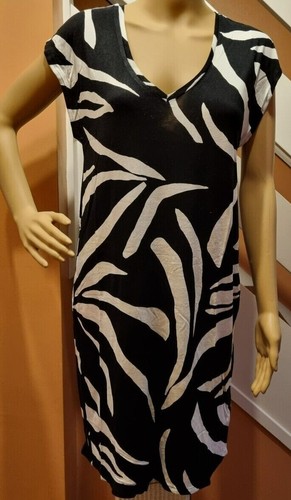 Marks and Spencer Black and White Print Low V- Neck Short Lightweight Dress - Picture 3 of 20