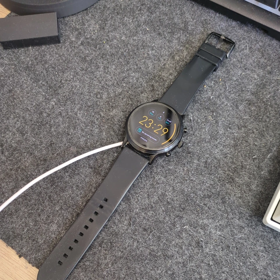 Fossil Carlyle Gen 5 Watch Silicone Navy Band (Good Condition) - Image 2 of 2