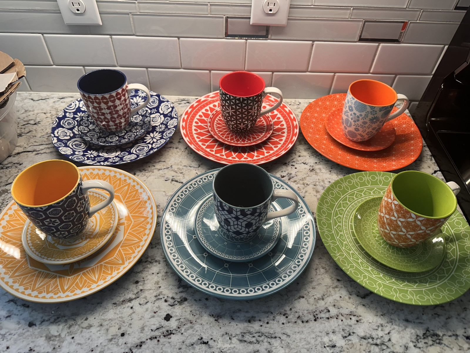 Annovero 18-Piece Colorful Porcelain Dinner Plates Set for Kitchen