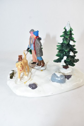 LEMAX CHRISTMAS VILLAGE FIGURES GOLDEN DOG LAB RETRIEVER COUPLE - Picture 6 of 9