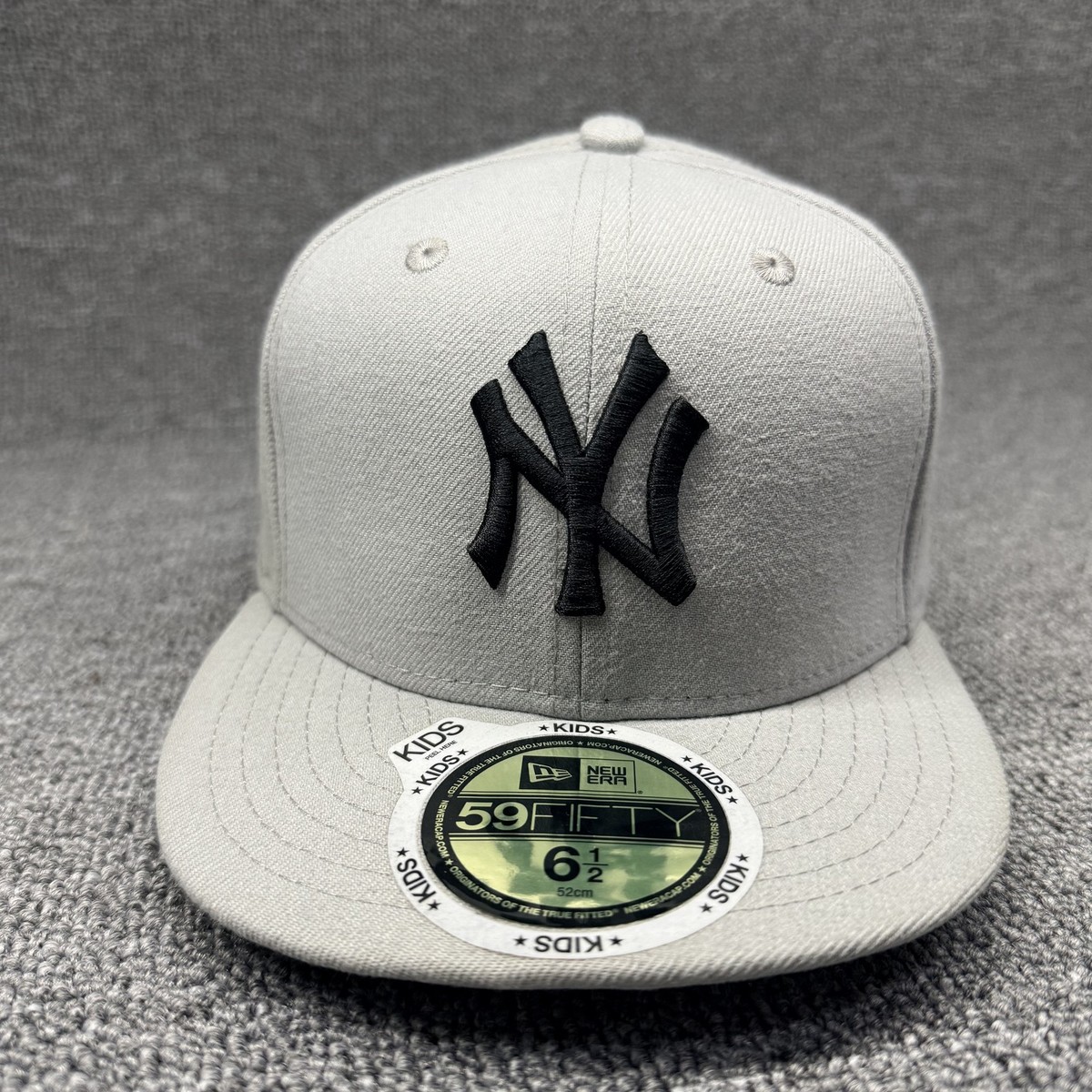 New Era 59FIFTY New York Yankees Kids Fitted Hat 6 1/2 52cm Light Gray Black