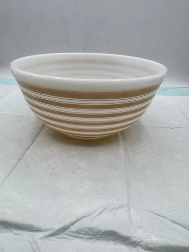 Vintage 1960s Pyrex sandlewood and white 2.5qt bowl #403