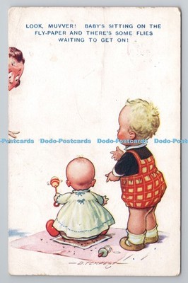 R803476 Look Muvver Baby sitzt auf dem Fliegenpapier und es gibt einige Fliegen Bamfort