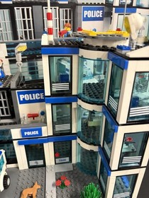 LEGO CITY Police Station 7498 /100% Complete Set w/ Minifigs
