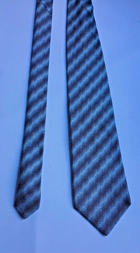 Corbata de seda Banana Republic a rayas 2 tonos de gris a rayas.Hecha en Italia 🇮🇹 - Imagen 3 de 5