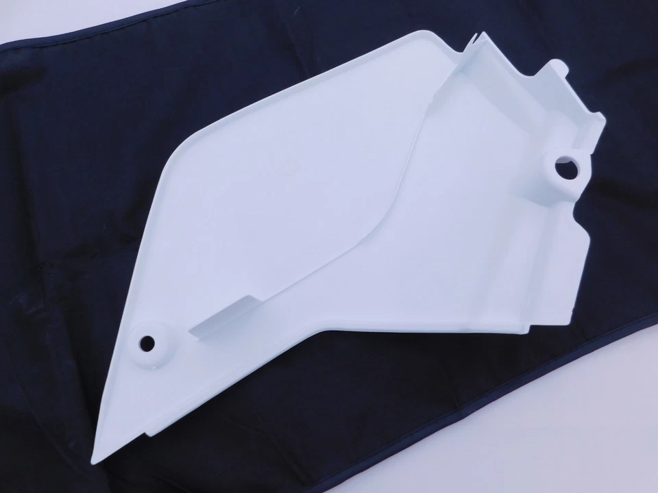 NEW OEM SUZUKI DRZ400S SM 2007-2021 LEFT SIDE COVER WHITE 47211-29FC0-30H - Image 3 of 4