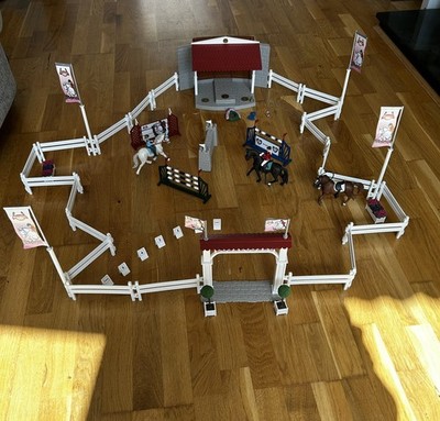 Schleich 42160 Große Pferdeshow Spielset Farm Life mit drei Pferden und zwei Reitern