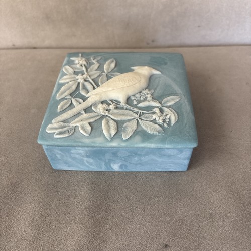 Joyero con bisagras de piedra tallada azul Incolay con pájaro blanco 3D - Imagen 2 de 5