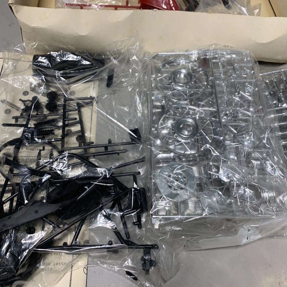 Heller 1:8 HONDA CB 750 Four 1 - NUOVO / Kit Da Montare N. 991 Moto Vintage - Immagine 3 di 4