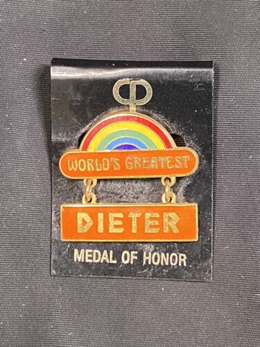 VINTAGE WORLDS GREATEST DIETER RAINBOW PIN MEDAL OF HONOR ON CARD NOS - Afbeelding 1 van 6