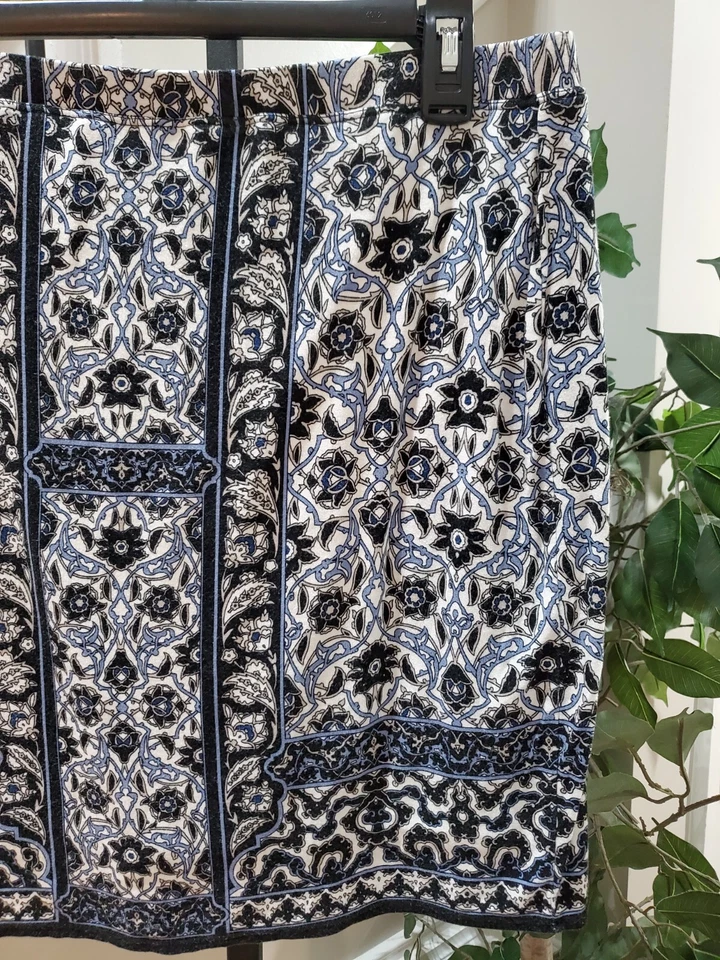 Falda grande Sophie Max para mujer negra blanca floral rayón cintura elástica línea A Foto 3 de 4