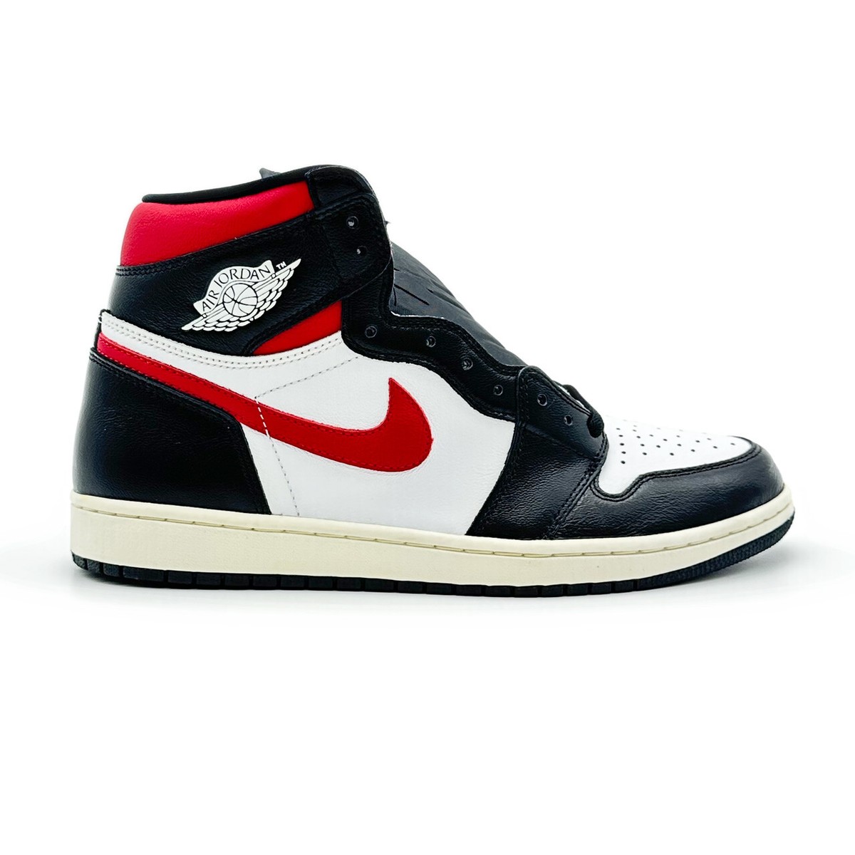 スニーカー Nike Air Jordan 1 Retro High Defiant White Black Gym Red 555088-061 Nike Air Jordan 1 Retro High Black White Sail Gym