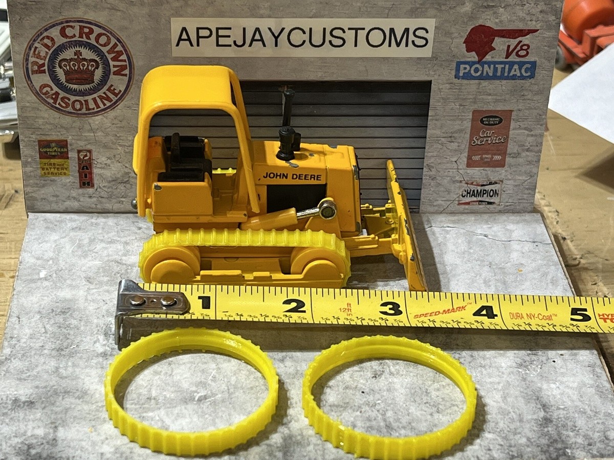 JOHN DEEREブルドーザー　ミニカー 1 new set of yellow tracks for Ertl John Deere Bulldozer MIGHTY