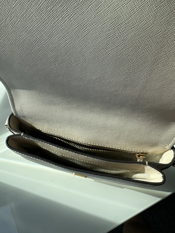 Bolsa clutch Tory Burch couro creme branco com listra azul amarela - Imagem 4 de 4