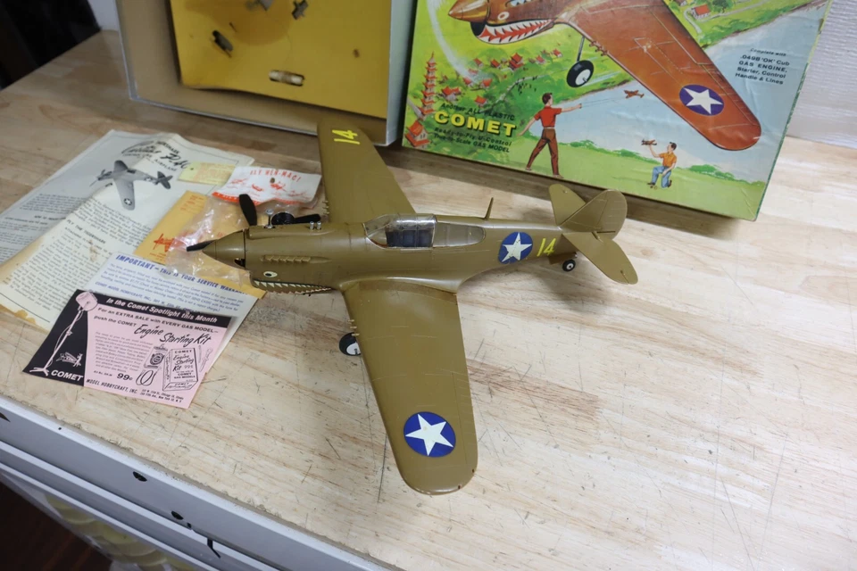 Bonito Raro Usado Limpio COMET Curtiss P-40 D Tigre Tiburón Juguete Avión Militar Caja Foto 2 de 4