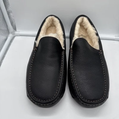Size 8 Men’s UGG Ascot Leather Slipper Black - Image 1 of 4