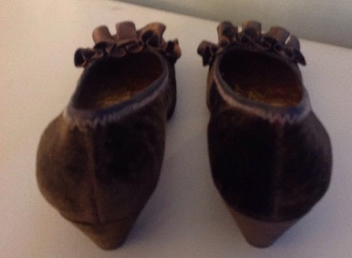 Zapatos 7 1/2 Marrón Terciopelo BCGB Max Azria Foto 3 de 4