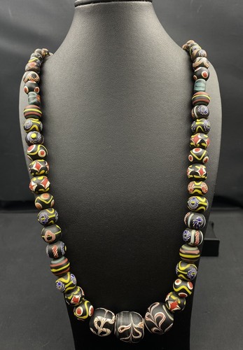 Filo di perle in vetro africano vintage 129 grammi rara perla di vetro colorata - Foto 1 di 5