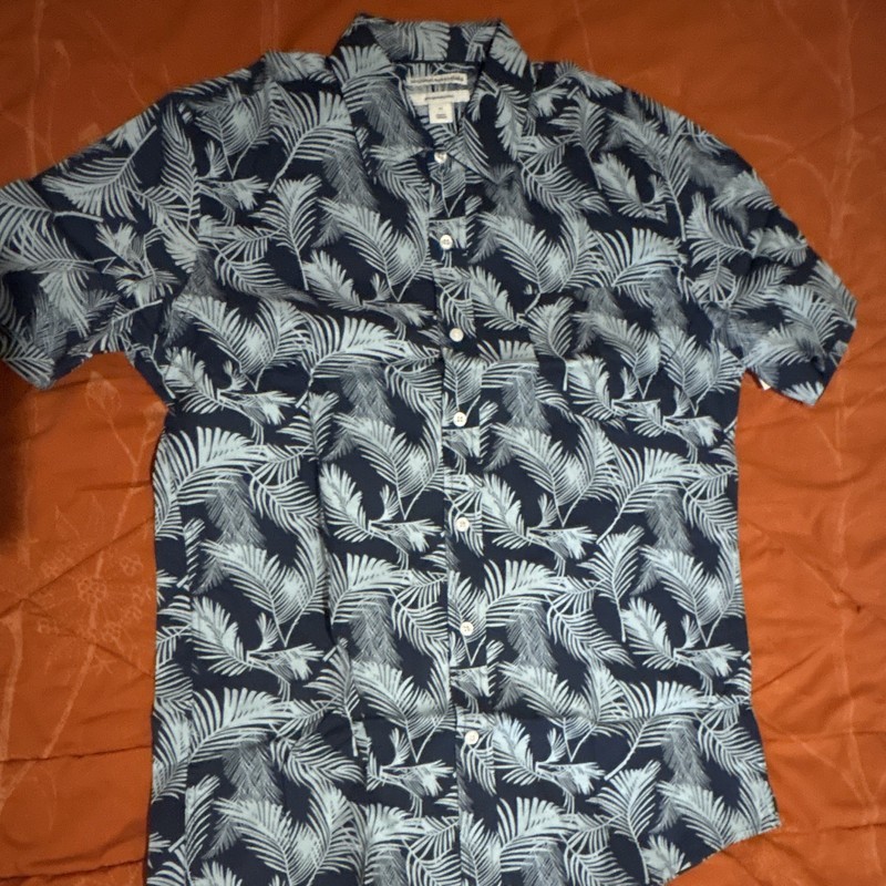 Amazon Men's Blue/White Tropical Floral Short Sleeve Button-Up Shirt Sz. Medium