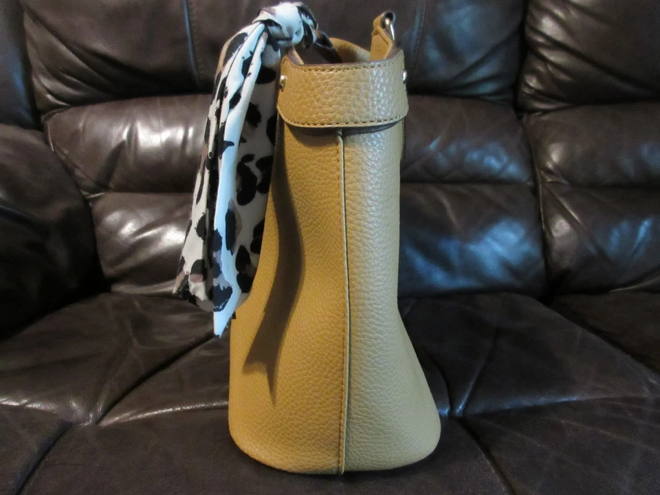 Bolso de mano/cartera/bolso Anne Klein marrón con acento de bufanda de guepardo, usado en excelente estado Foto 3 de 4