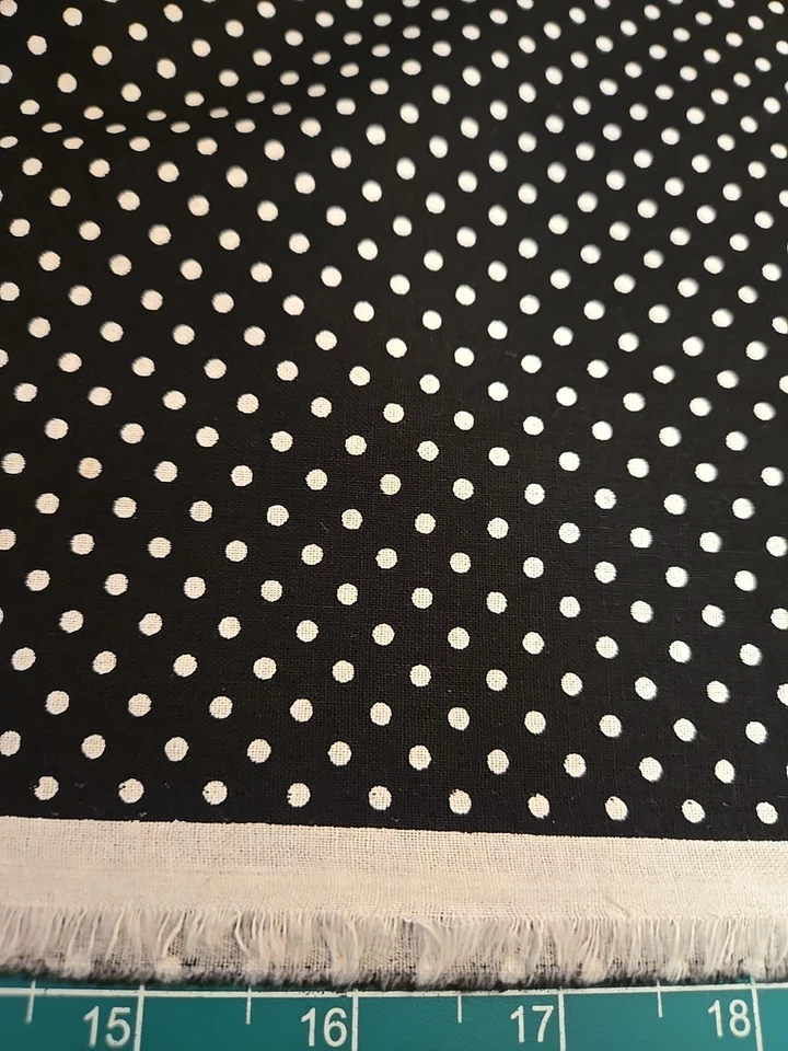 Edredón de lunares Waverly Inspirations de tela de algodón con puntos blancos y negros por yarda Foto 4 de 4