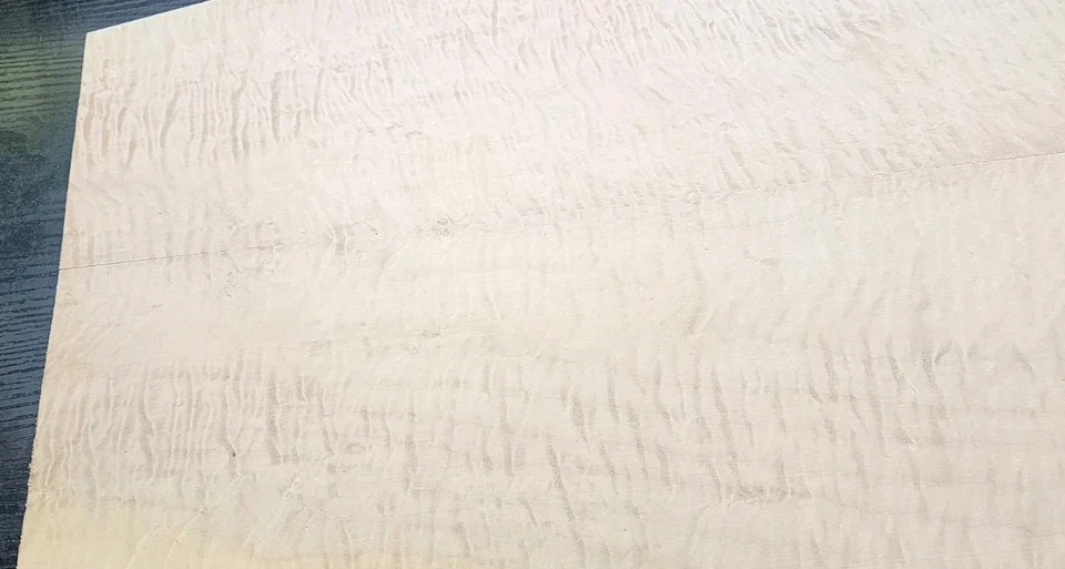 Juego de libros Maple Fiddleback Flame #1089 L.22&1/4" W.15&1/8"tapers-10&1/2"T. 3/8" Foto 2 de 4